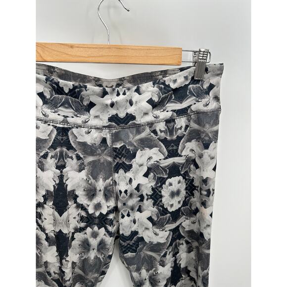 Energie Leggings Women LARGE Black White Floral Print Justine Pull On Cropped - Picture 4 of 11
